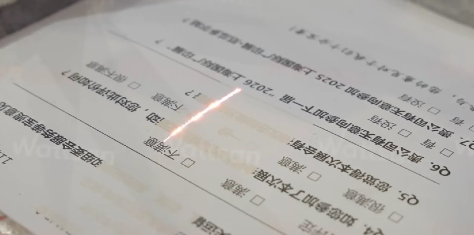 Удаление чернил с бумажной анкеты с помощью лазерного луча Wattsan.