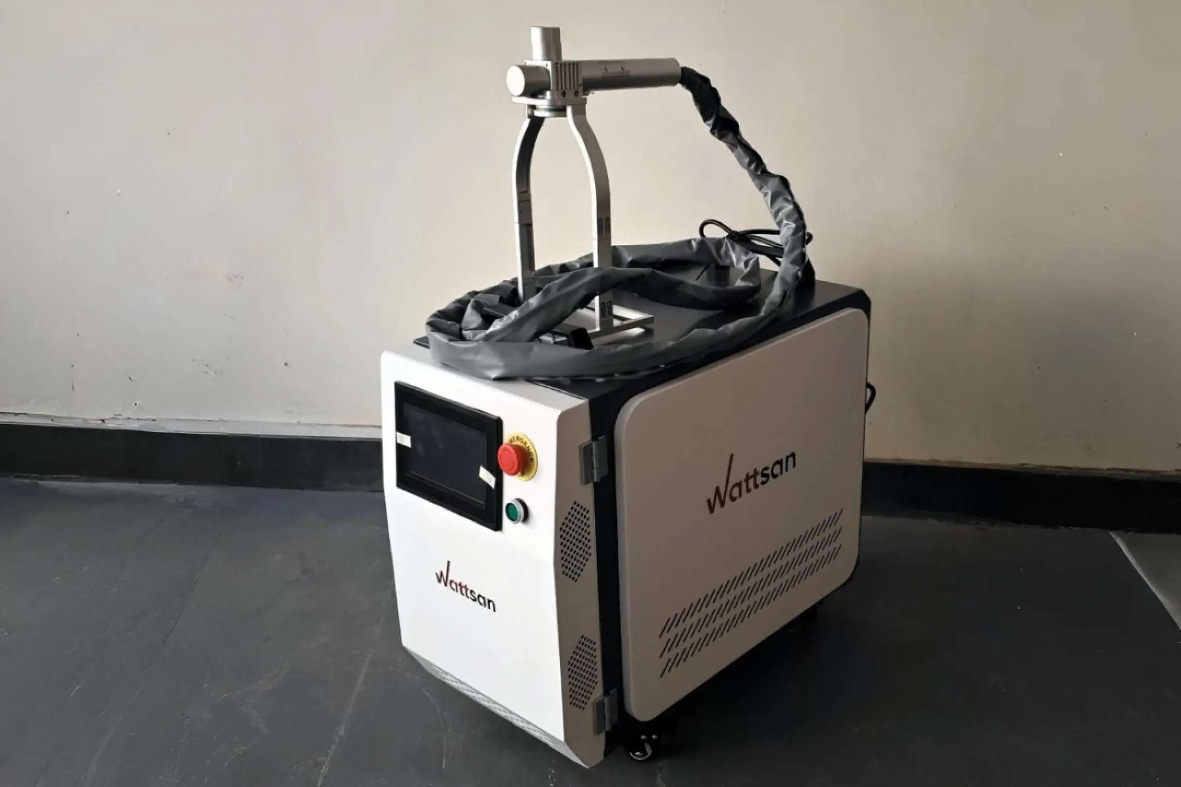 Компактный аппарат лазерной чистки Wattsan PA-300 белого цвета с ручным пистолетом