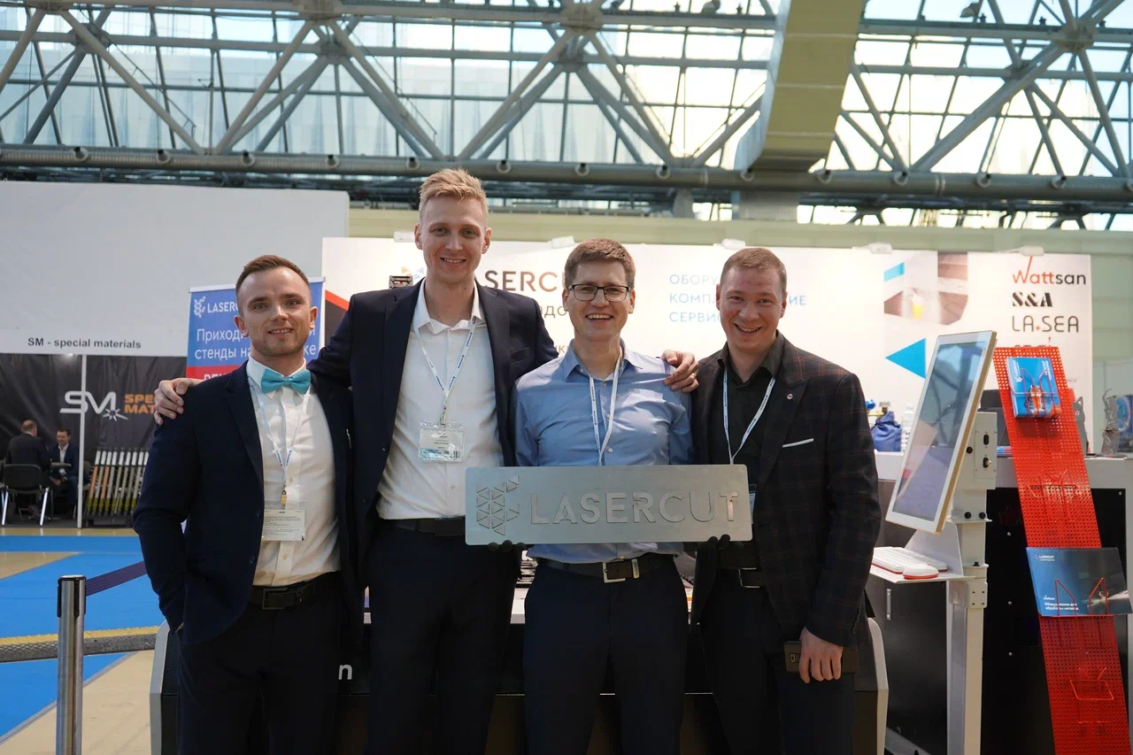 Сотрудники компании Lasercut на выставке Реклама-2022