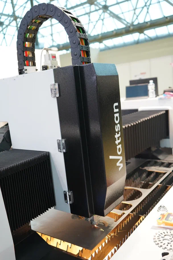 Станок для лазерной резки металла Wattsan 1530E в работе