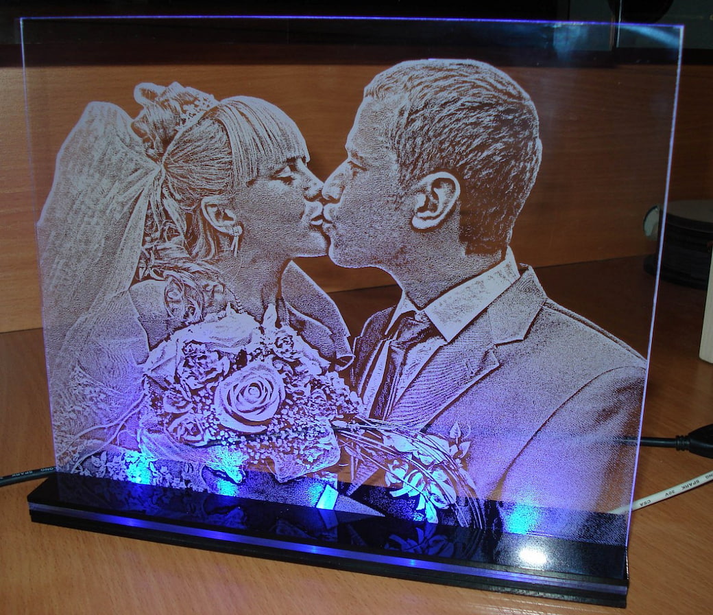 Лазерная гравировка фотографии на стекле