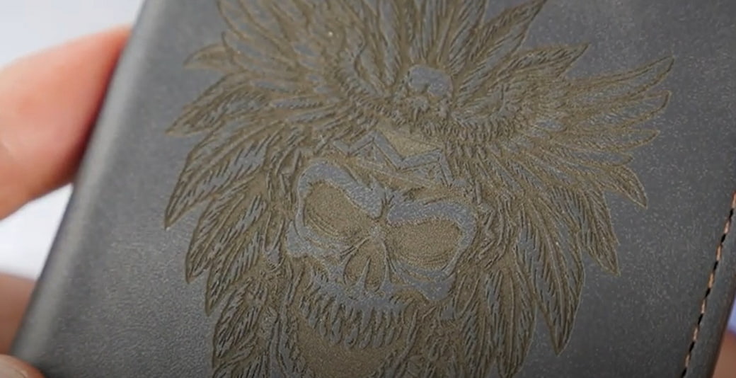 Гравировка на чехле для телефона