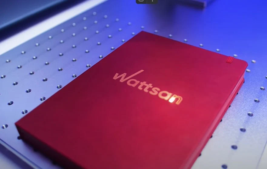 Подарочный набор с блокнотом с логотипом, нанесенным с помощью лазера.