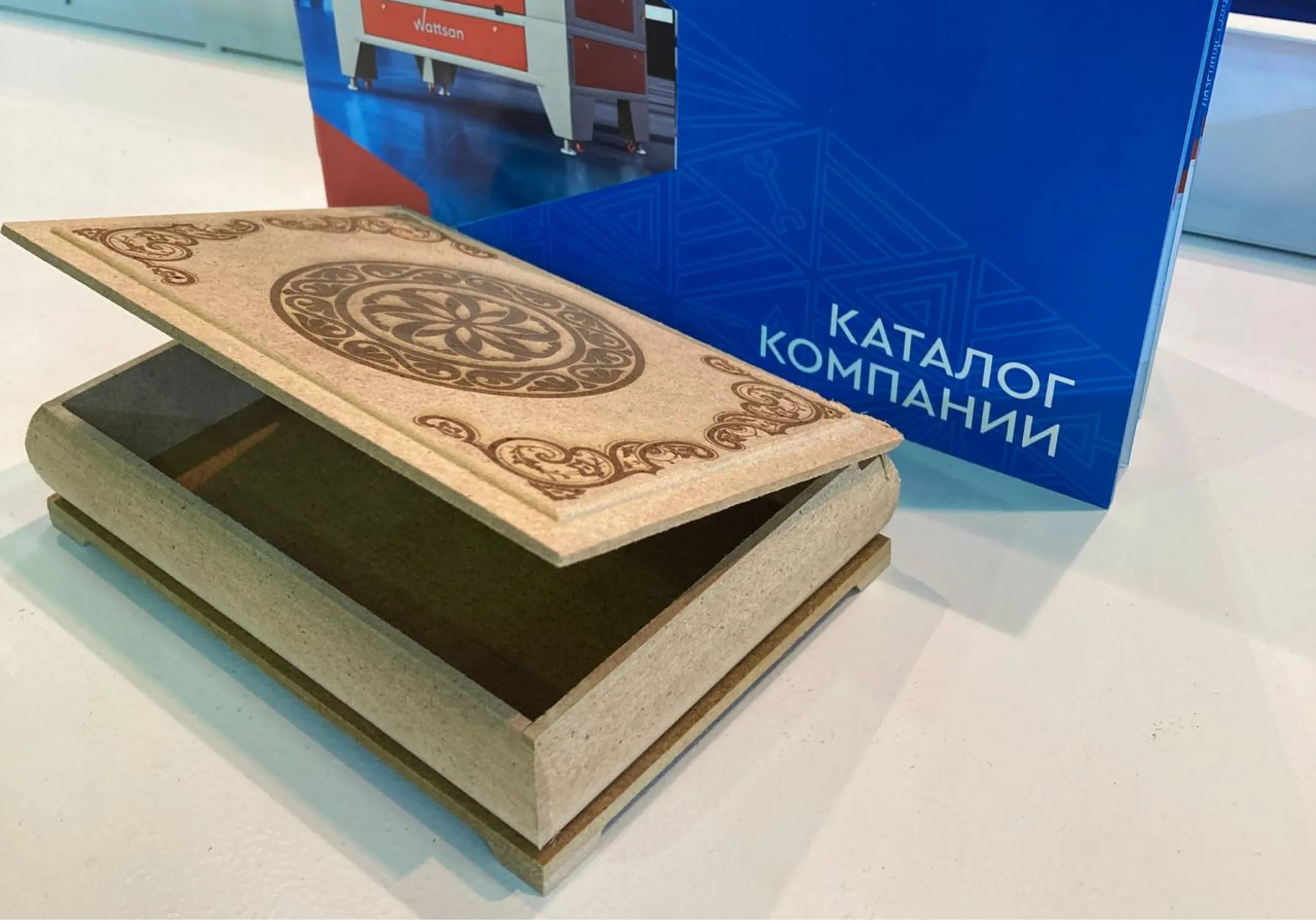 Деревянная коробка с декоративной крышкой, оформление выполнено с помощью лазерной резки.