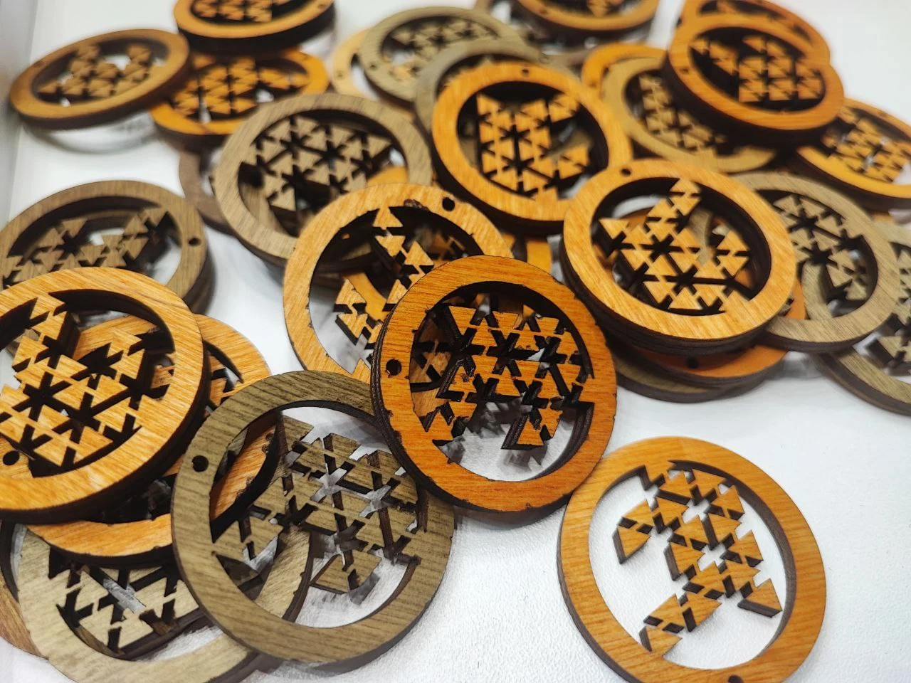 Деревянные сувениры с лазерной гравировкой: надписи, орнаменты и изображения.