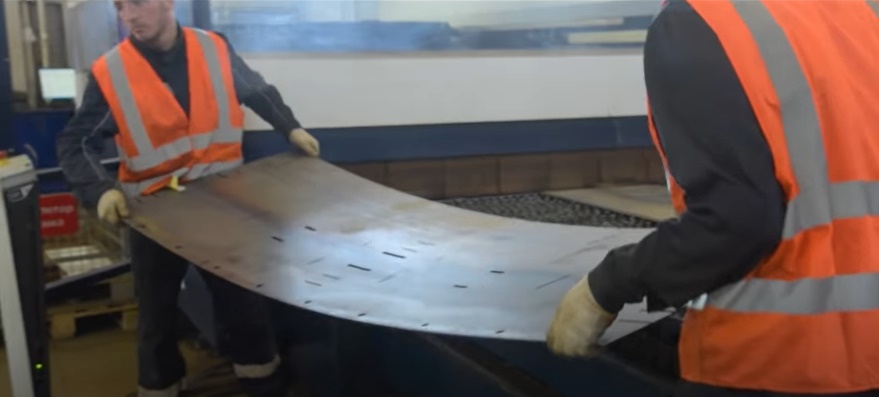 Лист металла несут 2 узбека