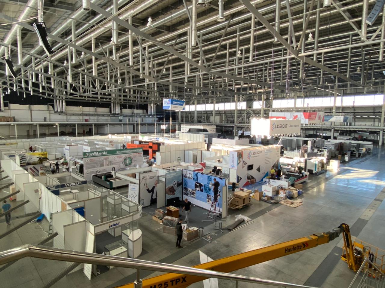 Монтаж стенда Lasercut на выставке МЕТАЛЛООБРАБОТКА Москва 2021