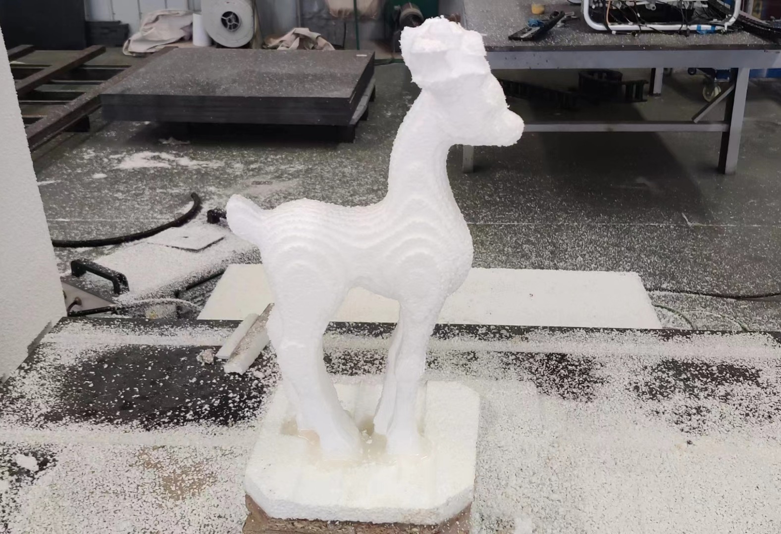 Интерьерная фигура из пенопласта, выполненная на 5-осевом фрезерном станке с ЧПУ, пятиосевом чпу станке