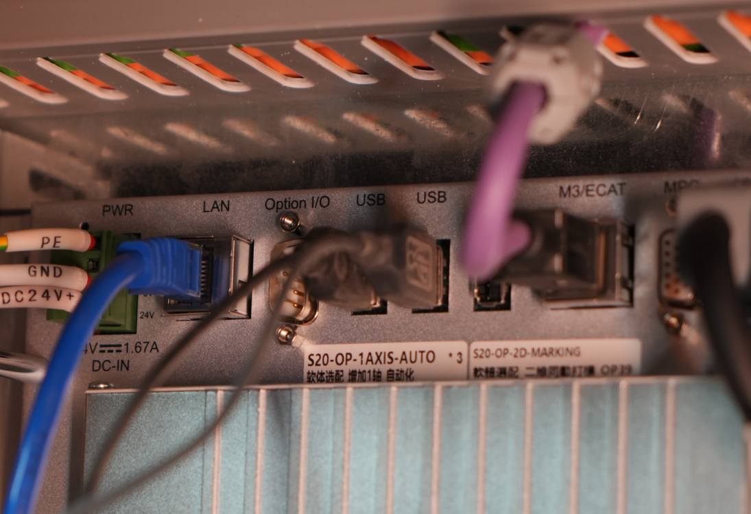 Панель разъемов для подключения оборудования с портами LAN, USB, Option I/O и системными кабелями.