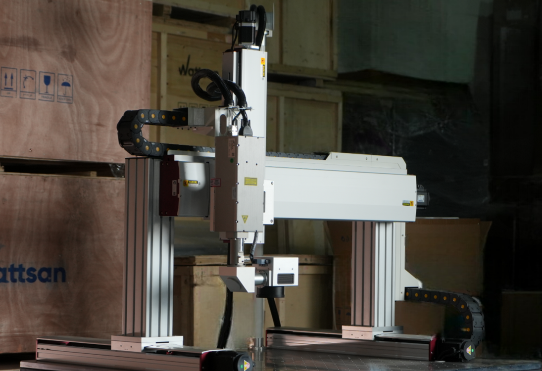 Общий вид портальной системы лазерного маркера Wattsan GT с установленной сканирующей головкой и кабель-каналами.