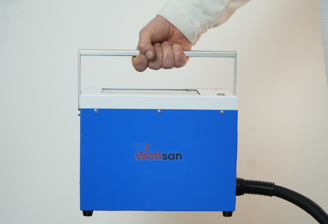 Основной рабочий блок лазерного маркера Wattsan синего цвета с удобной металлической ручкой для переноски.