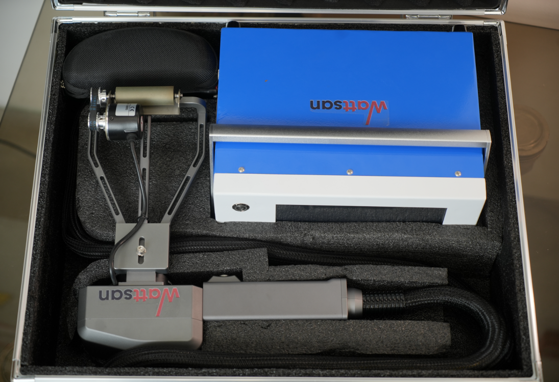 Вид сверху: комплект лазерного маркера Wattsan FL HT, уложенный в защитный кейс с ложементами из вспененного материала.