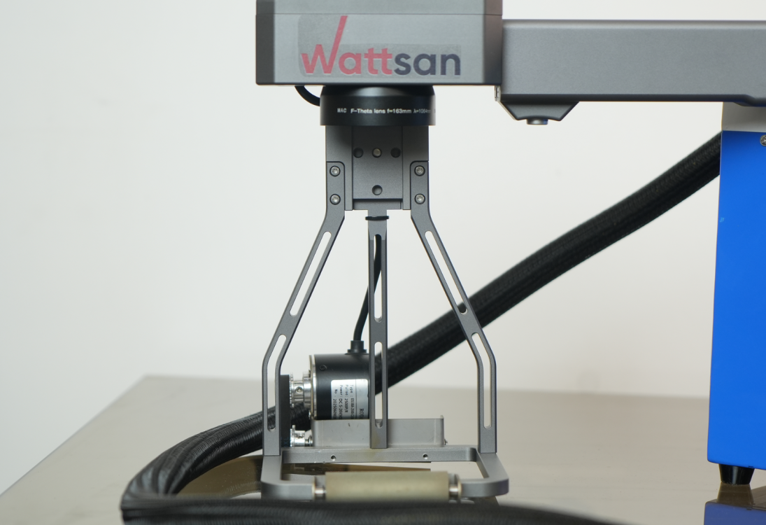 Портативный ручной сканатор Wattsan FL HT с установленной линзой F-Theta и опорной рамкой для фиксации фокусного расстояния.