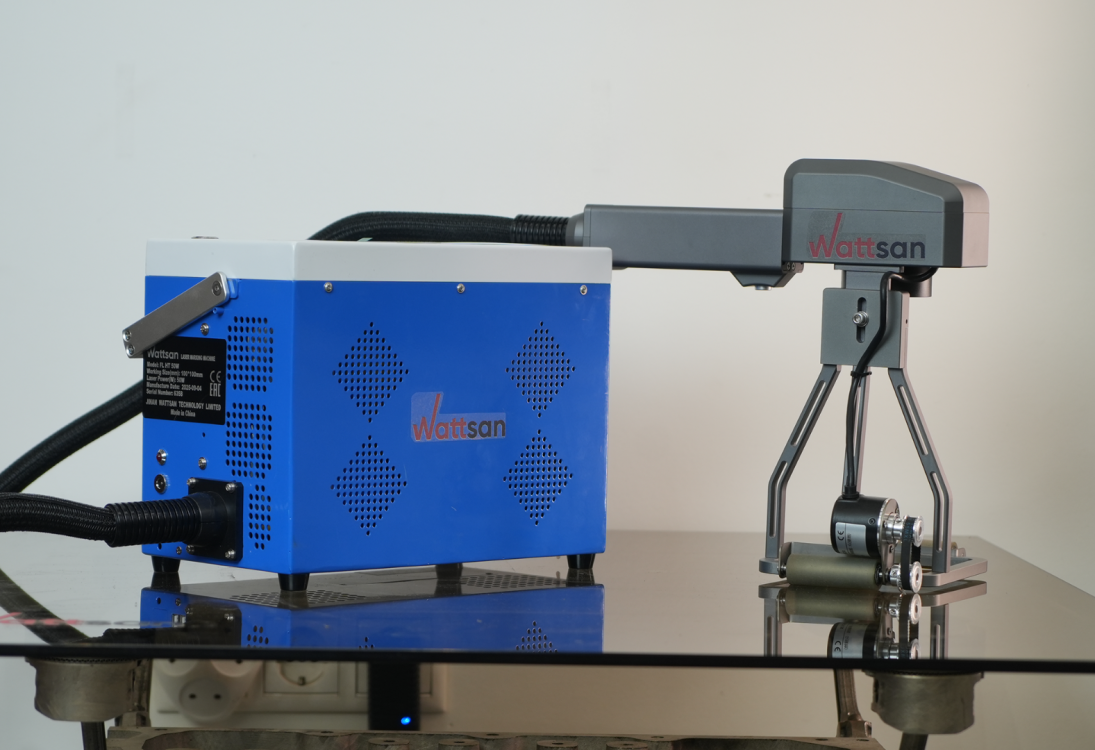 Компактный лазерный маркер Wattsan FL HT в сборе: основной блок синего цвета с рукояткой для переноски и выносная лазерная пушка с роликовой системой позиционирования.