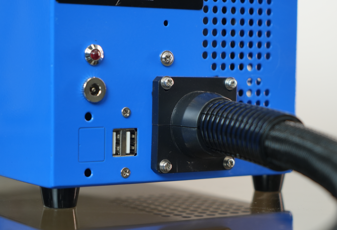 Крупный план интерфейсов портативного лазерного маркера Wattsan FL HT: два порта USB, разъем питания DC и световой индикатор на синем металлическом корпусе.