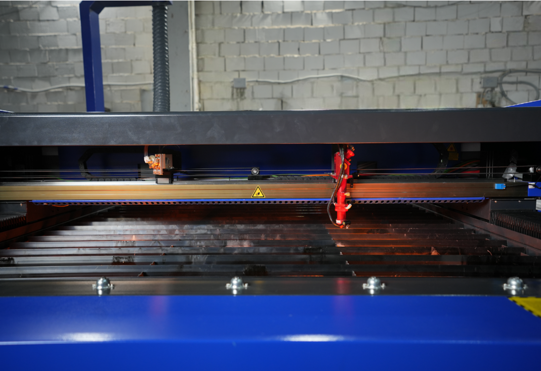 Рабочее поле с ламелями и портал с лазерной головой широкоформатного CO2 станка Wattsan Flat Bed Pro.