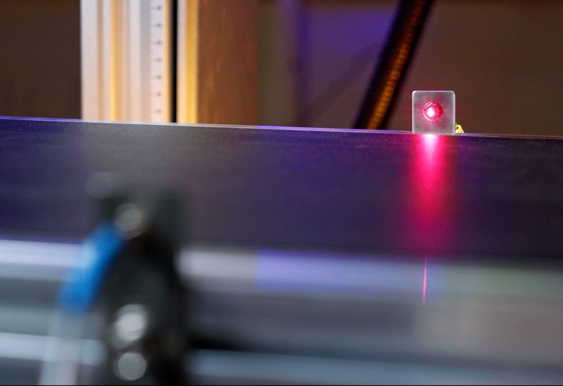 Оптический датчик с красным лучом для точного позиционирования и маркировки изделий на конвейере Wattsan.