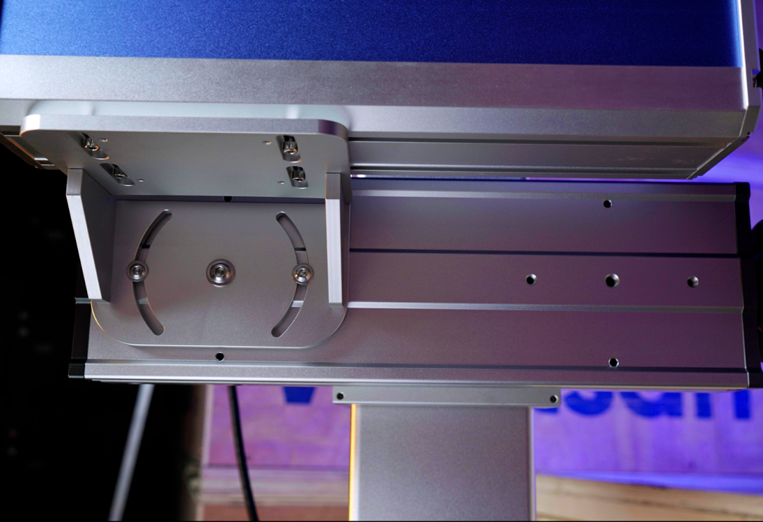 Механизм регулировки положения и угла наклона лазерной головки маркера Wattsan FL-FM на алюминиевом профиле.