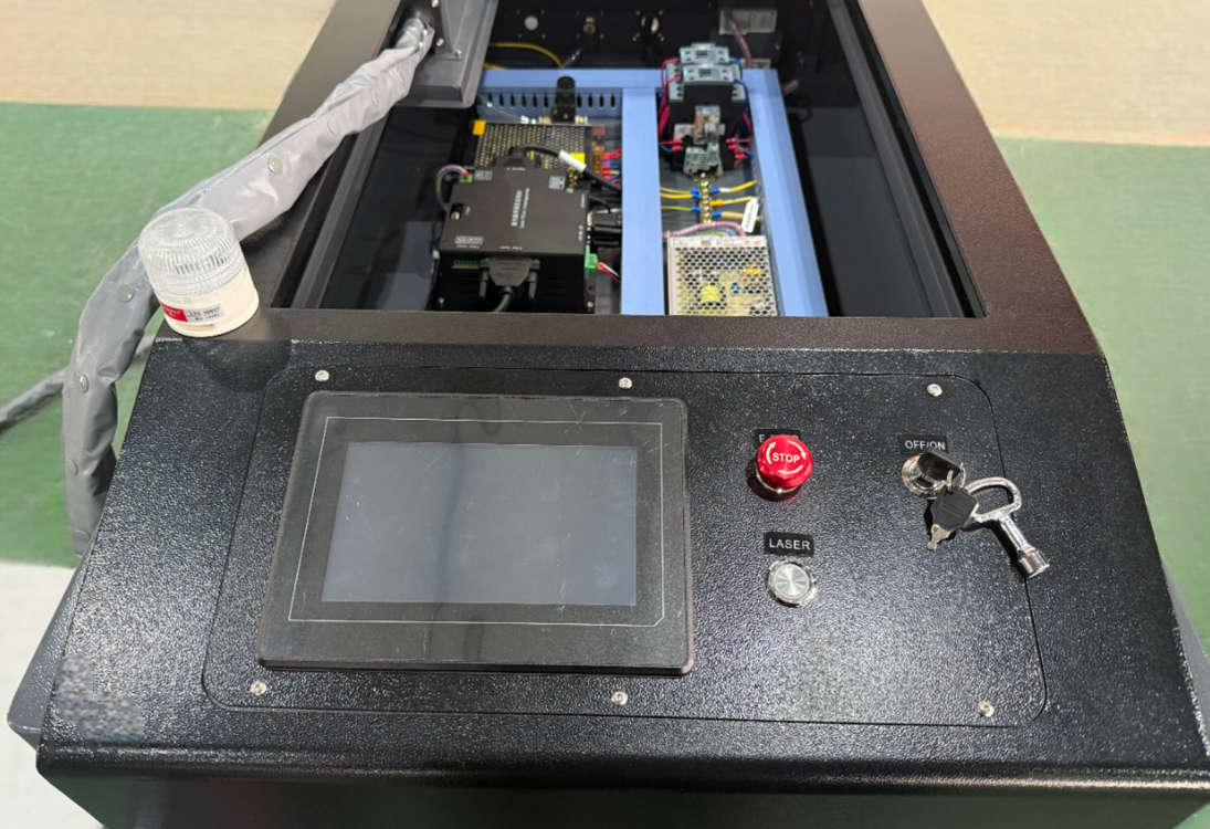 Внутреннее устройство и панель управления аппарата Wattsan PW-500 W со снятой крышкой.