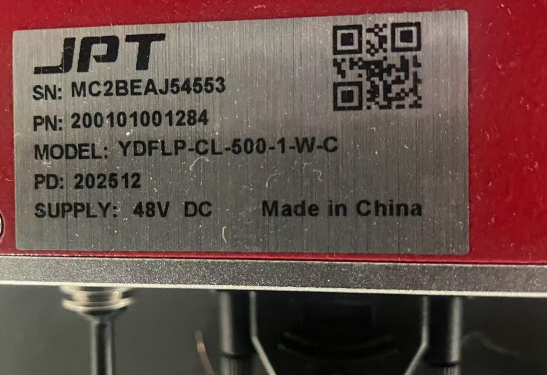 Шильдик импульсного лазерного источника JPT модели YDFLP-CL-500-1-W-C мощностью 500 Вт.