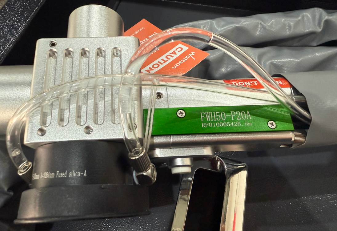 Ручной лазерный пистолет Wattsan FWH50-P20A с системой водяного охлаждения для чистки металла.