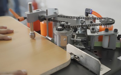 Кромкооблицовочные автоматические станки: идеальный торец за пару движений